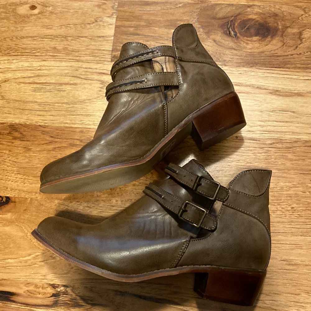 Womens ankle boots. Size 9W NWOT